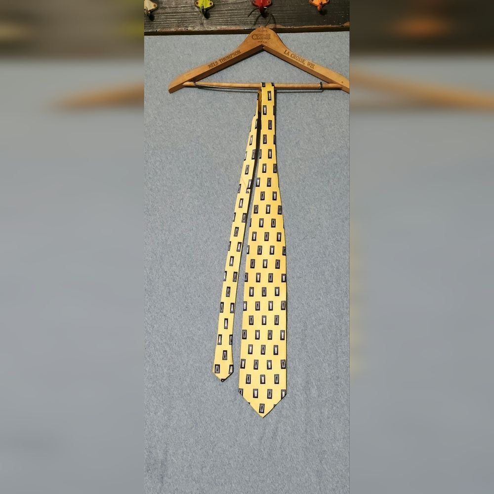 Di Moggio 100% Pure Silk Yellow Mirror Design Neck Tie. 57" long